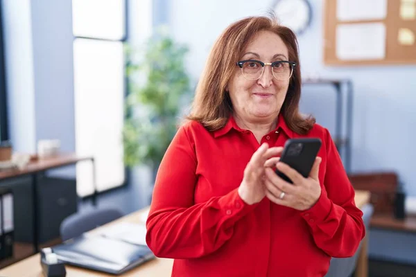 Starsza Kobieta Biznes Pracownik Pomocą Smartfona Biurze — Zdjęcie stockowe