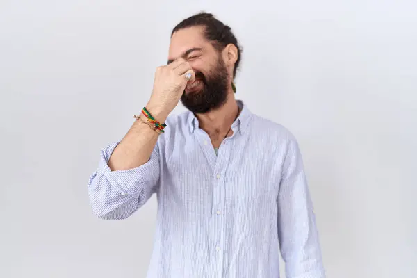 髭を生やしたヒスパニック系の男性は 鼻の上に指で息を保持し 臭いや嫌な 耐え難い匂いを嗅ぐカジュアルなシャツを着ていた 臭いが悪い — ストック写真