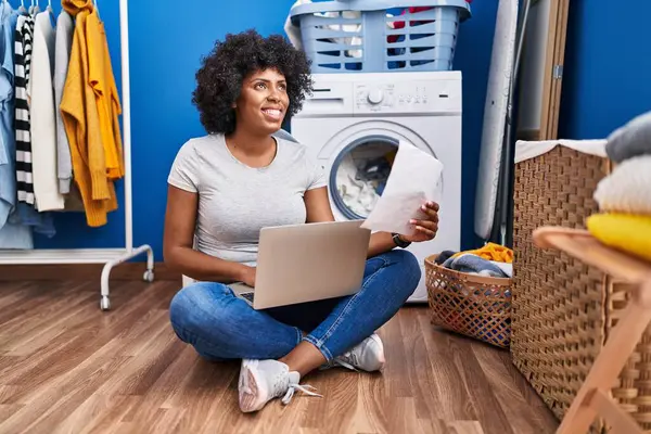 Africano Americano Mulher Usando Laptop Leitura Papelada Espera Máquina Lavar — Fotografia de Stock