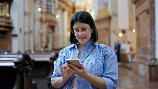 Mladá Krásná Hispánská Žena Navštěvující Kostel Pomocí Smartphonu Stojící Kostele — Stock fotografie