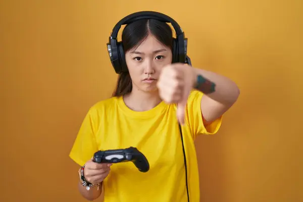 Chinesische Junge Frau Die Videospiel Controller Hält Sieht Unglücklich Und — Stockfoto