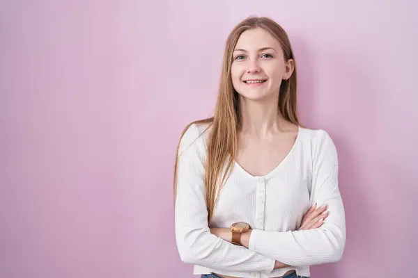 Ung Kaukasisk Kvinna Står Över Rosa Bakgrund Glad Ansikte Leende — Stockfoto
