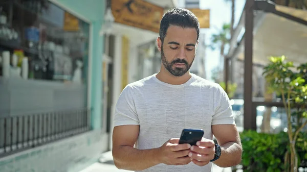 Mladý Hispánec Používá Smartphone Vážným Výrazem Ulici — Stock fotografie