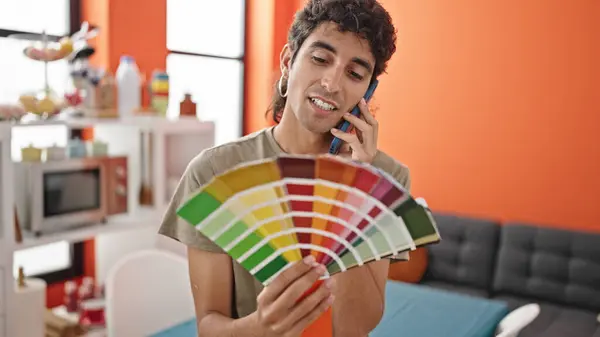 Giovane Uomo Ispanico Tenendo Prova Colore Parlando Smartphone Sala Pranzo — Foto Stock