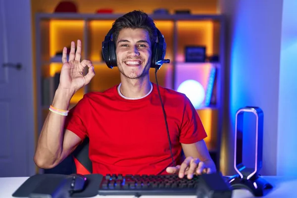 Young Hispanic Man Playing Video Games Smiling Positive Doing Sign — Stock Fotó