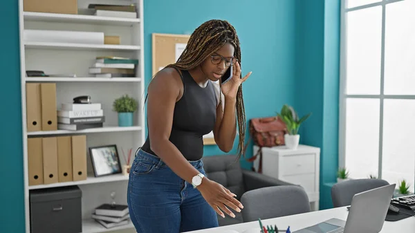 Trabajadora Negocios Afroamericana Usando Laptop Hablando Smartphone Oficina — Foto de Stock