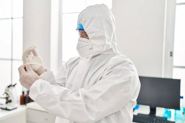 Young Latin Man Scientist Wearing Covid Protection Uniform Gloves Laboratory — Stock Photo, Image