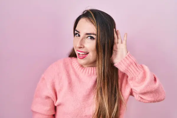 Jonge Spaanse Vrouw Die Roze Achtergrond Staat Glimlachen Met Hand — Stockfoto