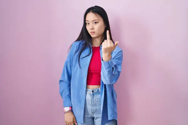 Young Asian Woman Standing Pink Background Showing Middle Finger Impolite — Fotografia de Stock
