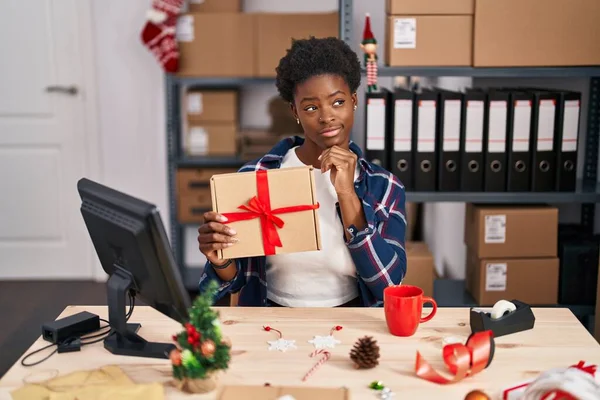 Afroamerikanerin Steht Weihnachten Neben Schaufensterpuppe Einem Kleinen Geschäft Und Denkt — Stockfoto