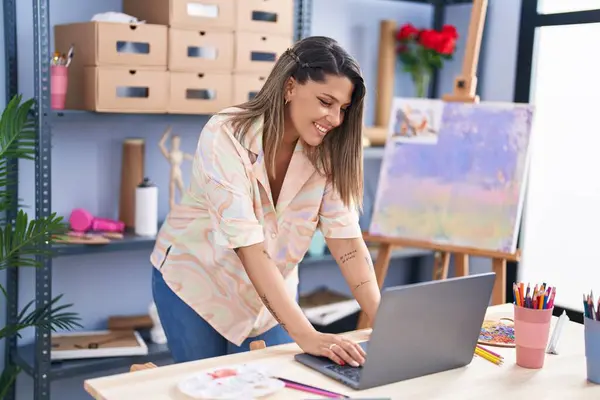 Young Hispanic Woman Artist Smiling Confident Using Laptop Art Studio — Stok fotoğraf