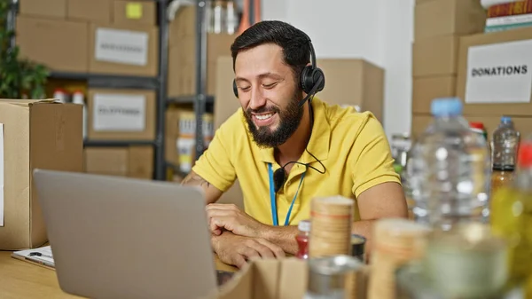 Young Hispanic Man Volunteer Smiling Confident Having Video Call Charity — Stock Photo, Image