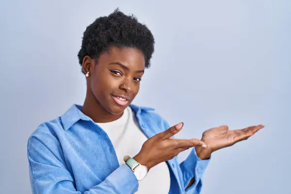 Femme Afro Américaine Debout Sur Fond Bleu Invitant Entrer Souriant — Photo