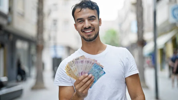 Jonge Spaanse Man Glimlacht Vol Zelfvertrouwen Houdt Mexicaanse Peso Straat — Stockfoto