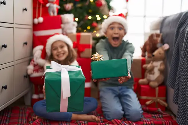 Двое Детей Подарками Сидят Дома Полу Новогодней Елки — стоковое фото