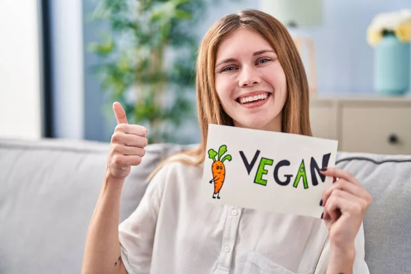 Schöne Frau Hält Banner Mit Veganem Wort Und Lächelt Glücklich — Stockfoto