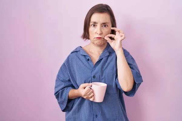 Mulher Hispânica Meia Idade Bebendo Uma Xícara Café Boca Lábios — Fotografia de Stock