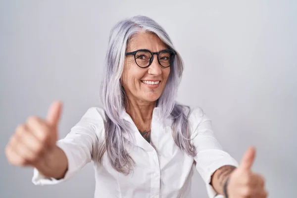 Frau Mittleren Alters Mit Tätowierungen Brille Vor Weißem Hintergrund Und — Stockfoto