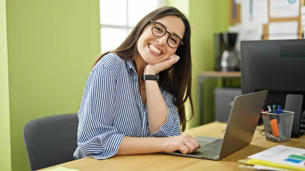Młoda Piękna Latynoska Kobieta Biznes Pracownik Pomocą Laptopa Uśmiechając Się — Zdjęcie stockowe