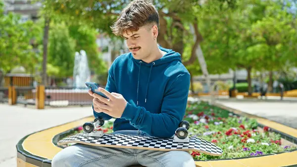 Giovane Uomo Ispanico Che Tiene Pattino Utilizzando Smartphone Parco — Foto Stock