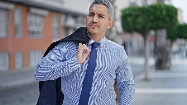Ung Latinamerikan Man Företagare Står Med Allvarliga Ansikte Innehav Jacka — Stockfoto