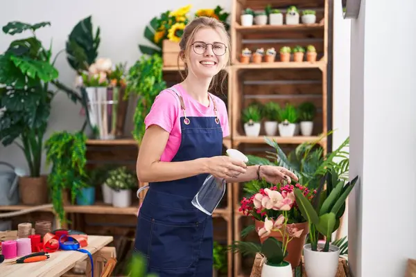 Ung Blond Kvinna Florist Med Hjälp Diffusor Arbetar Leende Blomsteraffär — Stockfoto