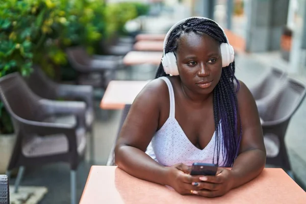 Mujer Afroamericana Escuchando Música Sentada Mesa Terraza Cafetería —  Fotos de Stock