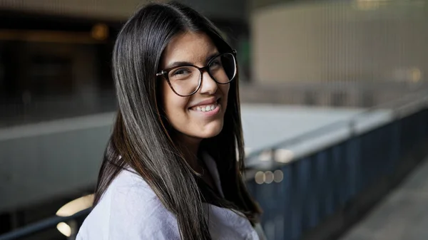 Mladá Krásná Hispánská Žena Nosí Brýle Šťastně Usmívá Kanceláři — Stock fotografie