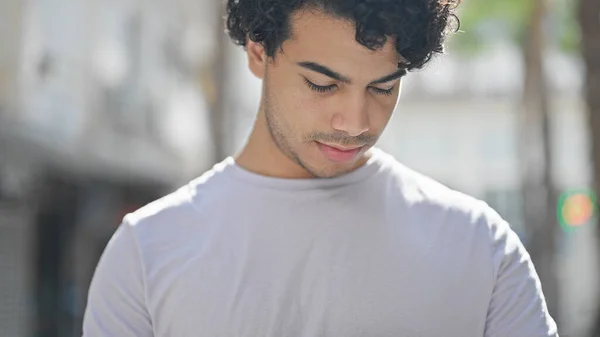 Junger Lateinischer Mann Blickt Mit Ernster Miene Auf Die Straße — Stockfoto