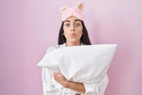 Jonge Brunette Vrouw Met Slaapmasker Pyjama Knuffelen Kussen Kijken Naar — Stockfoto
