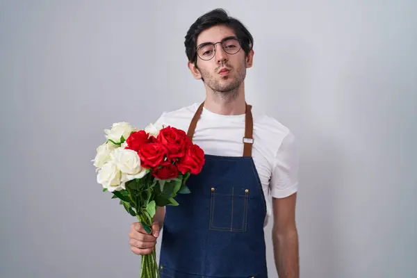 Joven Hombre Hispano Sosteniendo Ramo Rosas Blancas Rojas Mirando Cámara —  Fotos de Stock