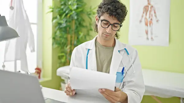Young Hispanic Man Doctor Writing Medical Report Clinic — Stock Photo, Image