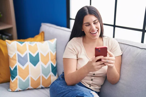Junge Schöne Hispanische Frau Sitzt Mit Smartphone Hause Auf Dem — Stockfoto