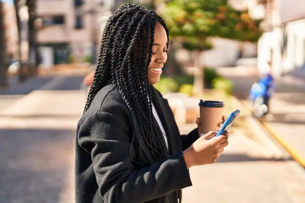 Afro Amerikalı Kadın Akıllı Telefon Kullanıyor Parkta Kahve Içiyor — Stok fotoğraf