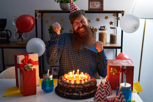 수염을 남자는 초콜릿 케이크를 생일을 제스처를 미소와 성공에 — 스톡 사진