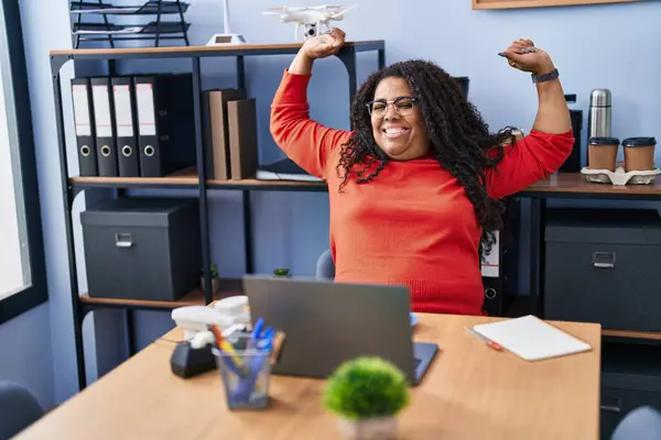 Afrikaans Amerikaanse Vrouw Zakenman Met Behulp Van Laptop Stretching Armen — Stockfoto