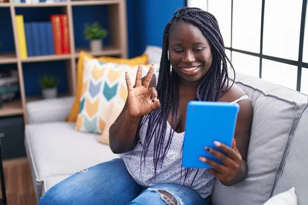 Kanepede Oturan Dokunmatik Ped Kullanan Genç Afrikalı Bir Kadın Parmaklarıyla — Stok fotoğraf
