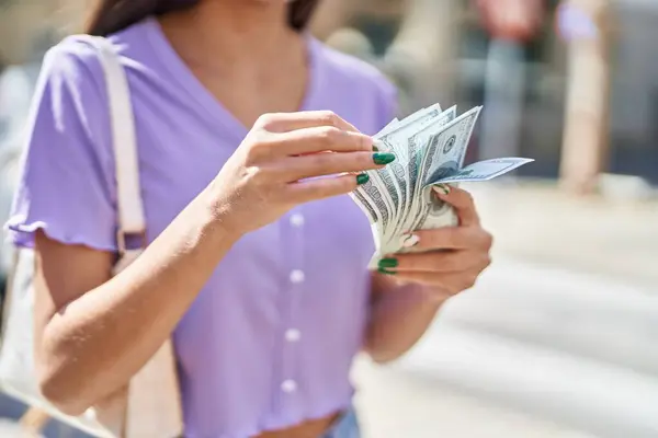 Young Beautiful Hispanic Woman Counting Dollars Street — Stock Photo, Image