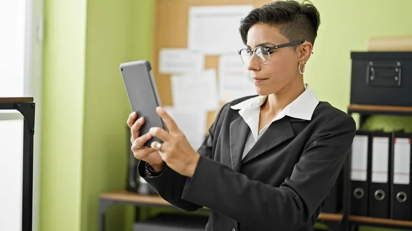 Jovem Bela Mulher Hispânica Empresária Usando Touchpad Escritório — Fotografia de Stock