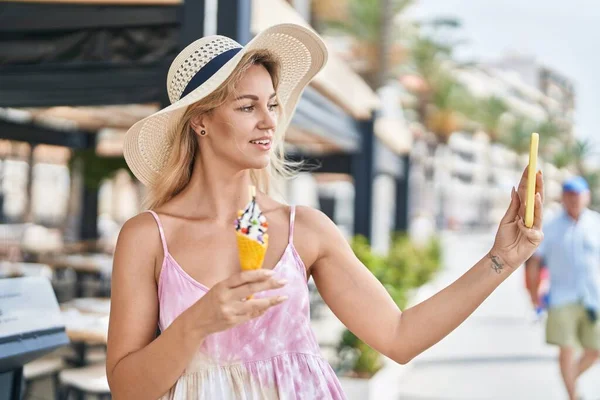 Ung Blond Kvinna Turist Gör Selfie Med Smartphone Äta Glass — Stockfoto