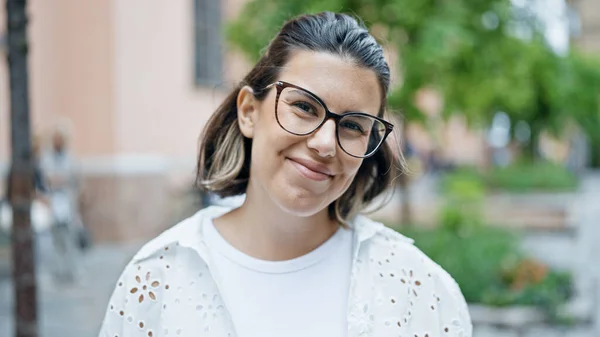 Schöne Junge Hispanische Frau Lächelt Zuversichtlich Den Straßen Von Stockholm — Stockfoto