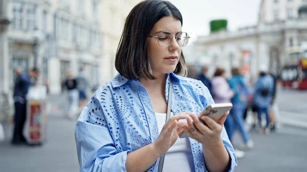 Genç Güzel Spanyol Kadın Viyana Sokaklarında Akıllı Telefon Kullanıyor — Stok fotoğraf