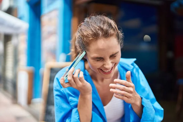 Young Woman Smiling Confident Listening Audio Message Smartphone Street — Stock Photo, Image