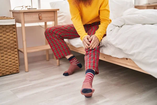 Young Redhead Man Suffering Knee Injury Sitting Bed Bedroom — Stock Photo, Image