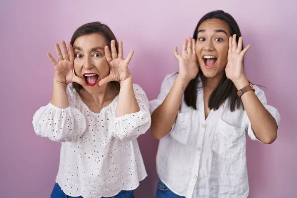 Hispanic Mother Daughter Together Smiling Cheerful Playing Peek Boo Hands — Foto Stock