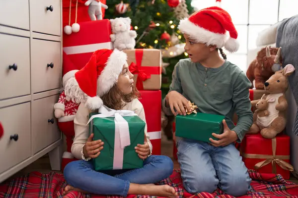 Двое Детей Подарками Сидят Дома Полу Новогодней Елки — стоковое фото
