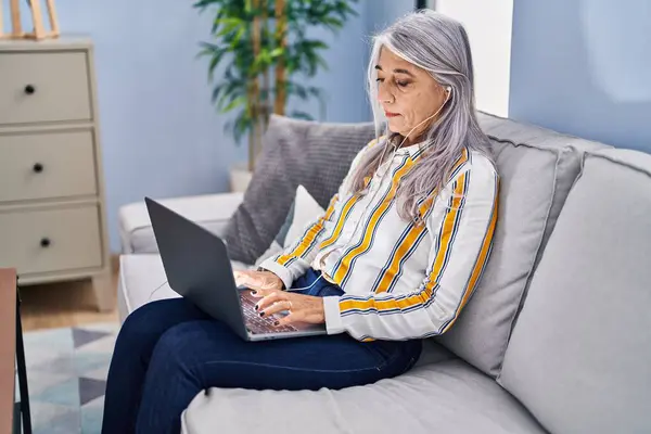 Mujer Pelo Gris Mediana Edad Usando Portátil Sentado Sofá Casa —  Fotos de Stock