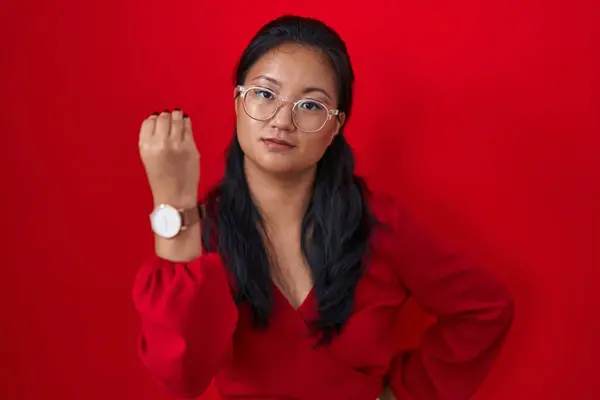 Asiatisk Ung Kvinna Står Över Röd Bakgrund Gör Italiensk Gest — Stockfoto