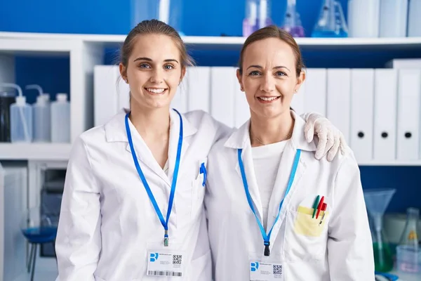 Две Женщины Работающие Научной Лаборатории Выглядят Позитивно Счастливо Стоя Улыбаясь — стоковое фото