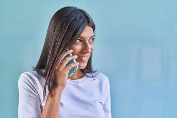 Молодая Красивая Латиноамериканка Улыбается Уверенно Разговаривая Смартфоне Изолированном Синем Фоне — стоковое фото